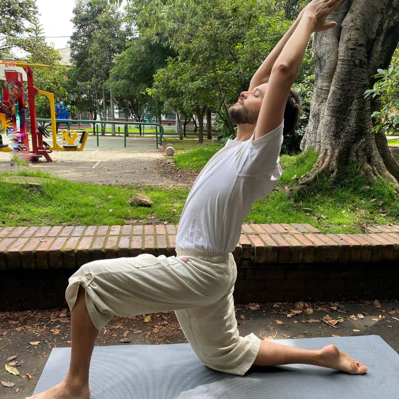 https://www.shaktigracia.com/wp-content/uploads/2022/08/pantalon_hombre_yoga_kundalini.jpg
